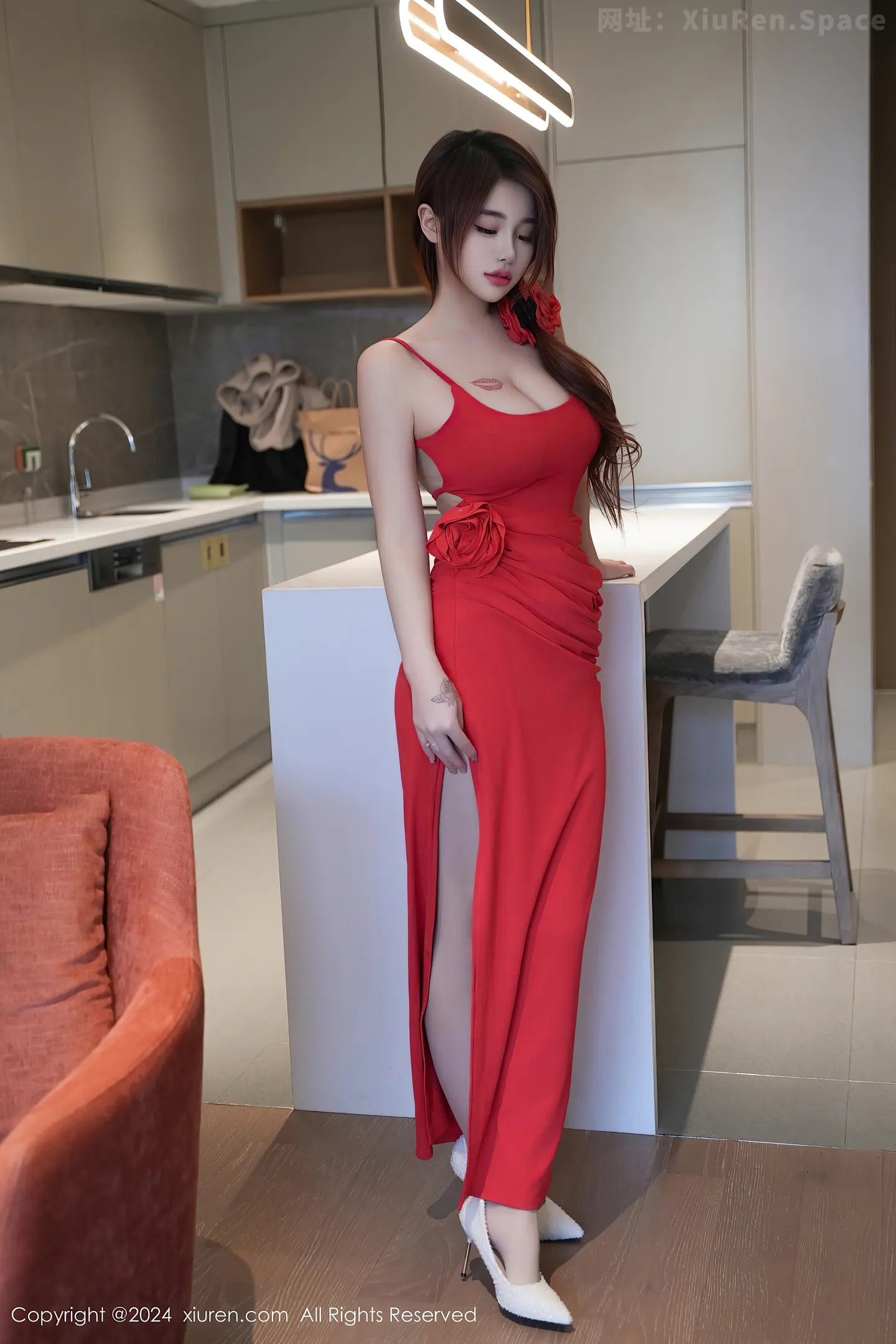 图片[2]-[XiuRen秀人网]VOL.8313 模特美七Mia厨房性感红色长裙配超薄肉丝秀丰满身材惹火诱惑写真82P-秀人网官方网站